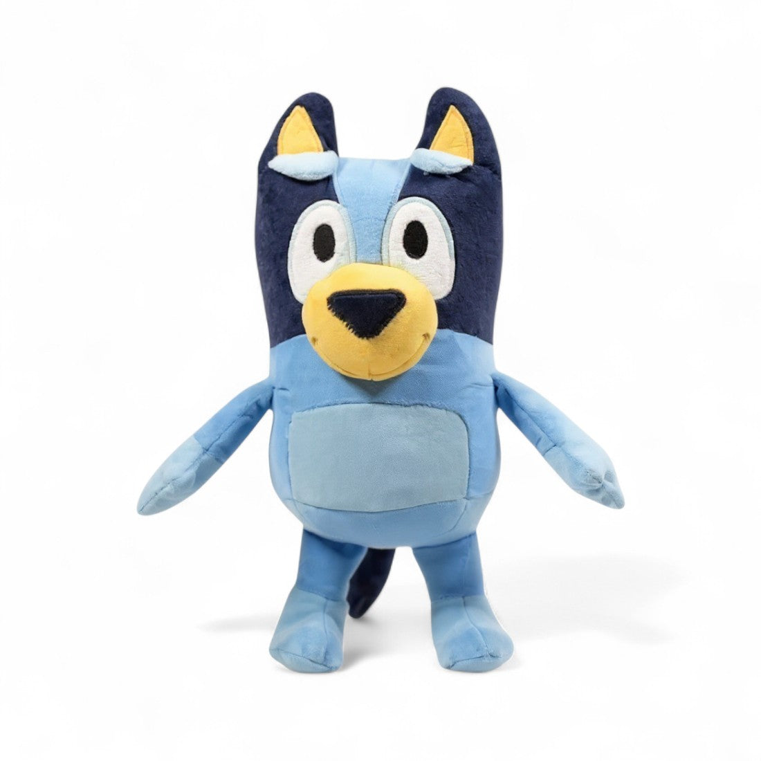 Peluche douce Bluey Heeler en coton, bleue, sur fond blanc.