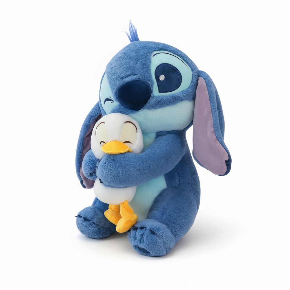 Peluche Stitch bleu tenant un petit canard jaune dans ses bras, sur fond blanc.