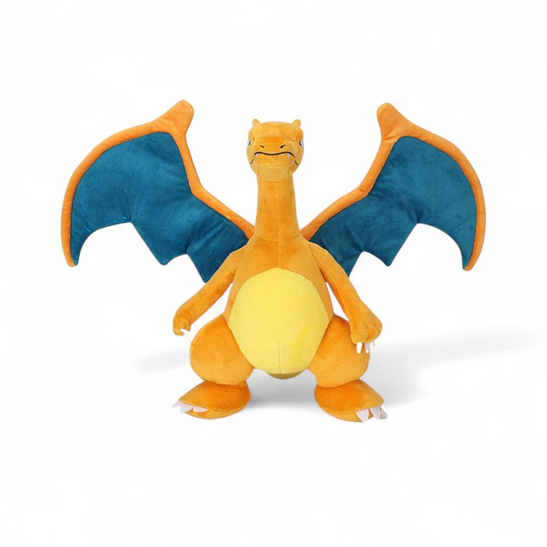 Peluche Dracaufeu Pokémon orange avec ailes bleues et queue enflammée, vue de face, sur fond blanc.