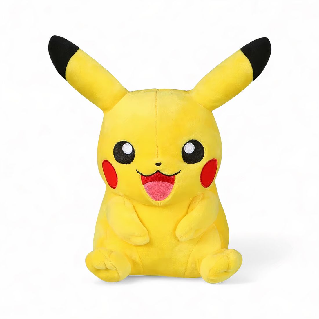 Peluche Pikachu jaune assis avec un grand sourire joyeux, sur fond blanc.