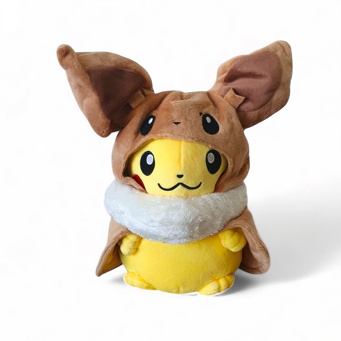 Un Pikachu en peluche déguisé en Évoli avec une capuche marron et un col blanc moelleux, sur fond blanc.