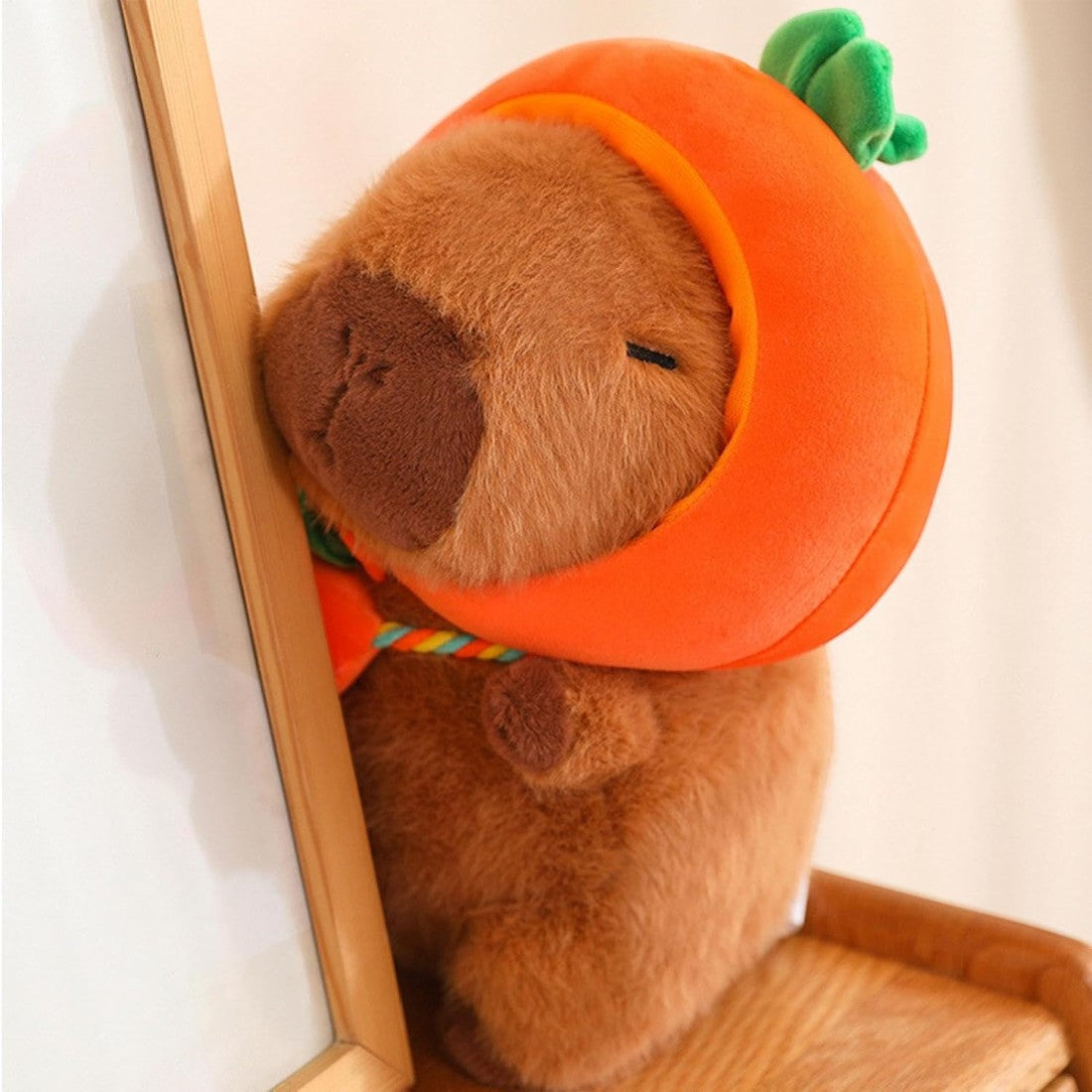 Peluche Capybara avec chapeau et sac légume
