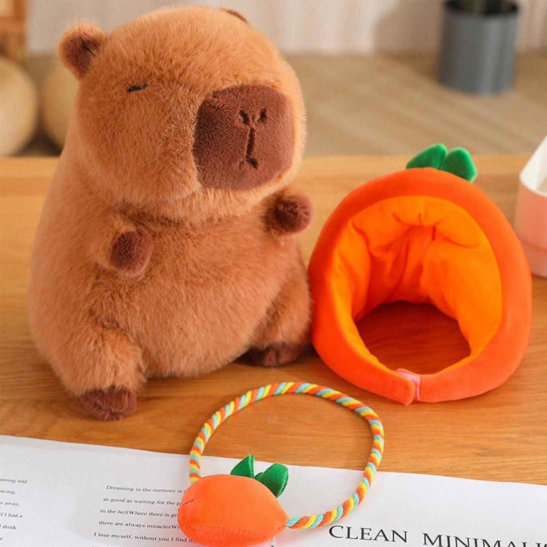 Peluche Capybara avec chapeau et sac légume