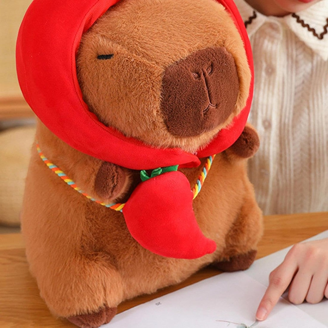 Peluche Capybara avec chapeau et sac légume