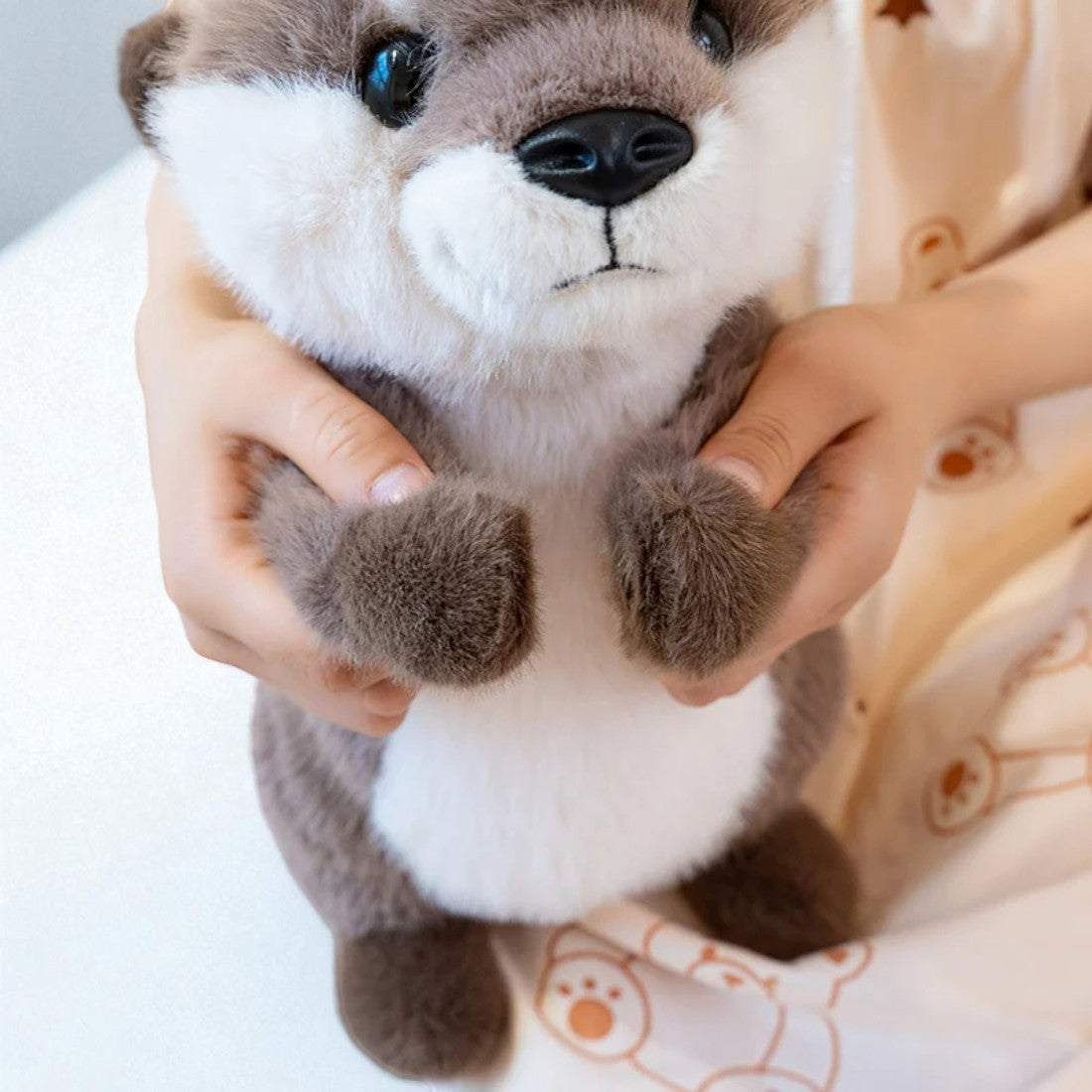 Loutre en peluche attendrissante