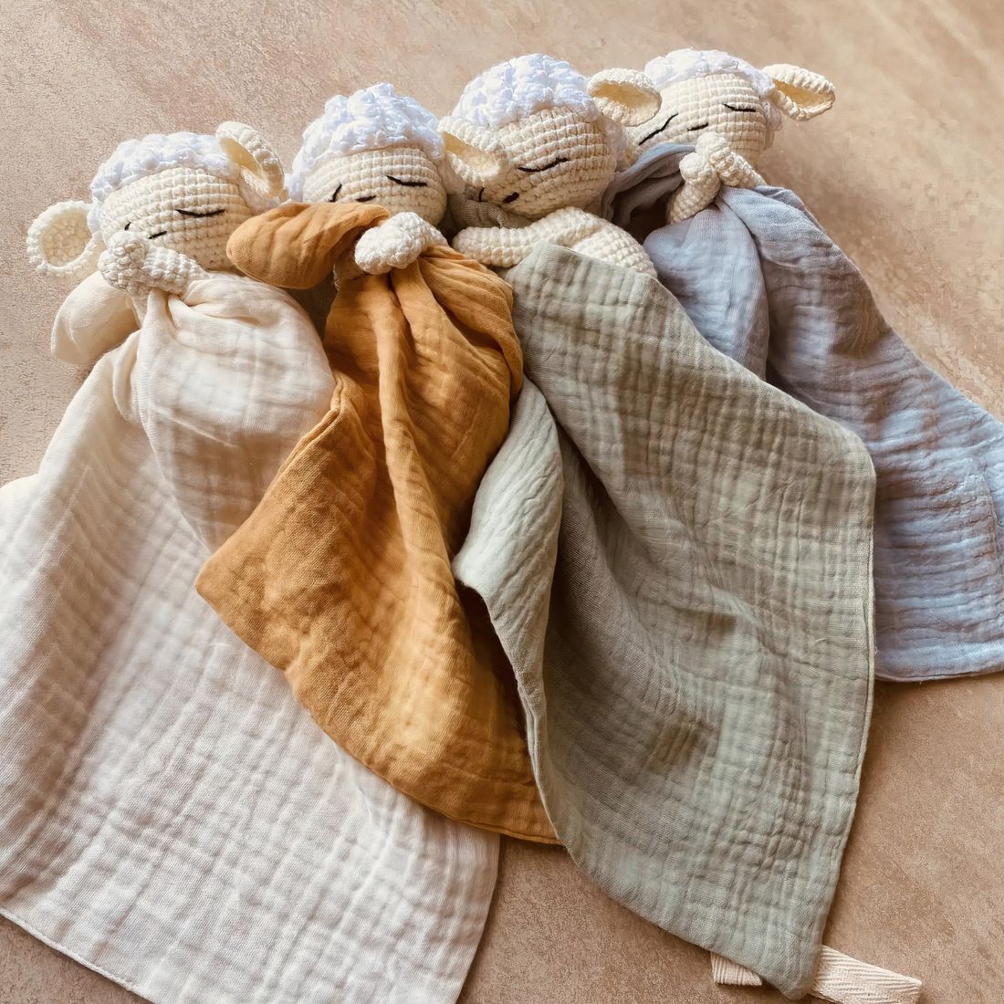 Peluche doudou plat tête mouton pour bébé