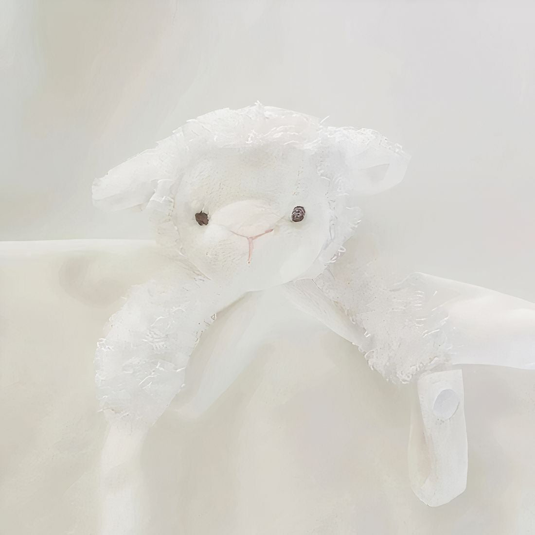 Doudou mouton blanc porte-tétine pour bébé