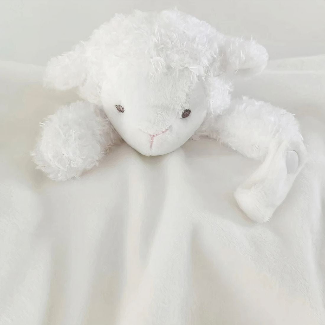Doudou mouton blanc porte-tétine pour bébé