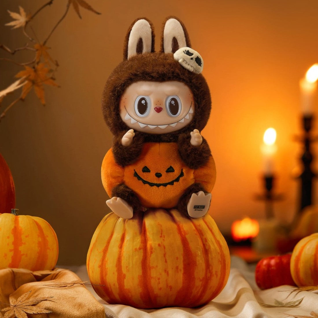 Peluche Halloween type Labubu costume citrouille