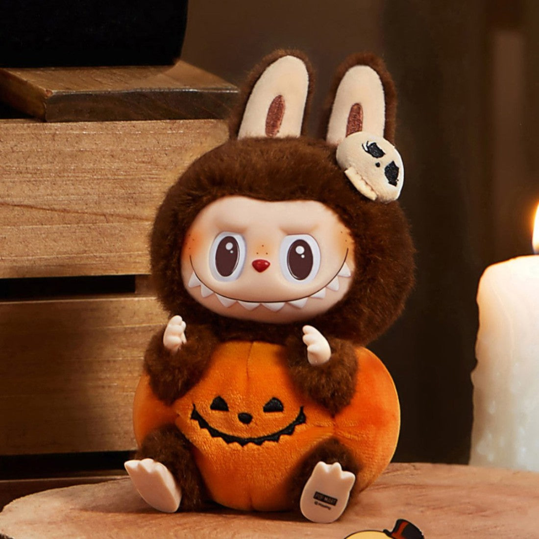 Peluche Halloween type Labubu costume citrouille
