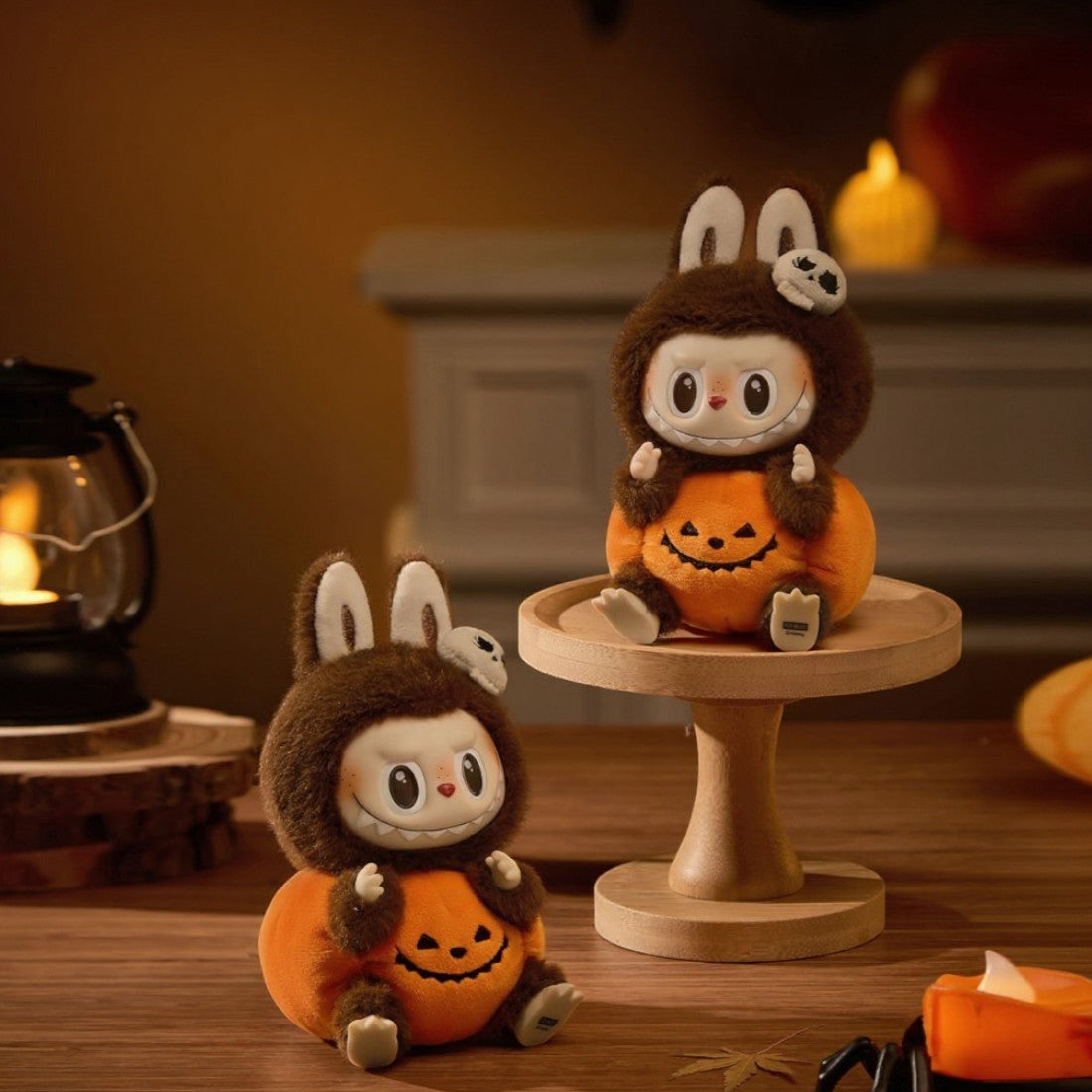 Peluche Halloween type Labubu costume citrouille