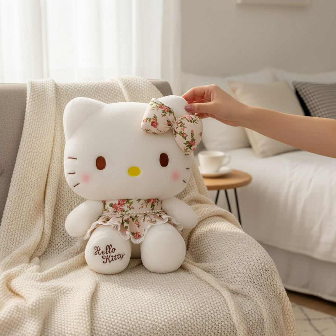 Peluche Hello Kitty délicate avec robe fleurie