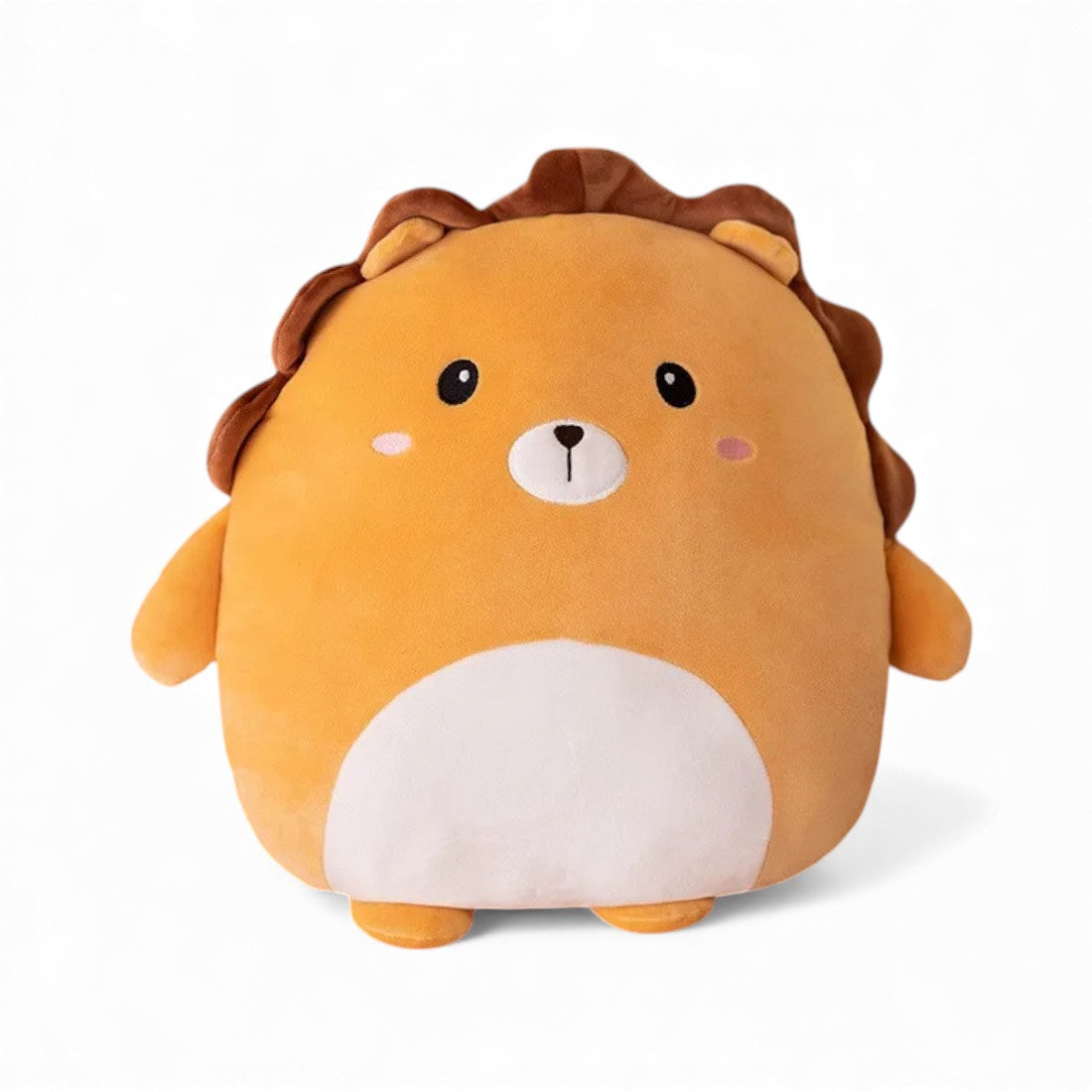 Peluche lion toute ronde couleur miel, avec crinière marron, petit ventre blanc, pattes et bras courts, yeux noirs ronds et museau crème, posée seule sur fond blanc.