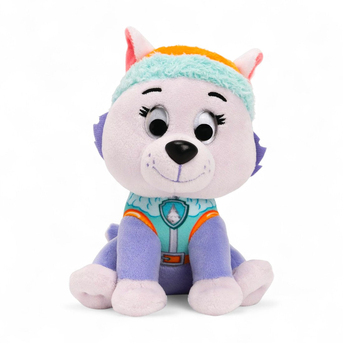 Peluche Everest de la pat' patrouille aux couleurs violette et turquoise, bonnet turquoise bordé d’orange, sourire doux, assise avec grandes oreilles, sur fond blanc.