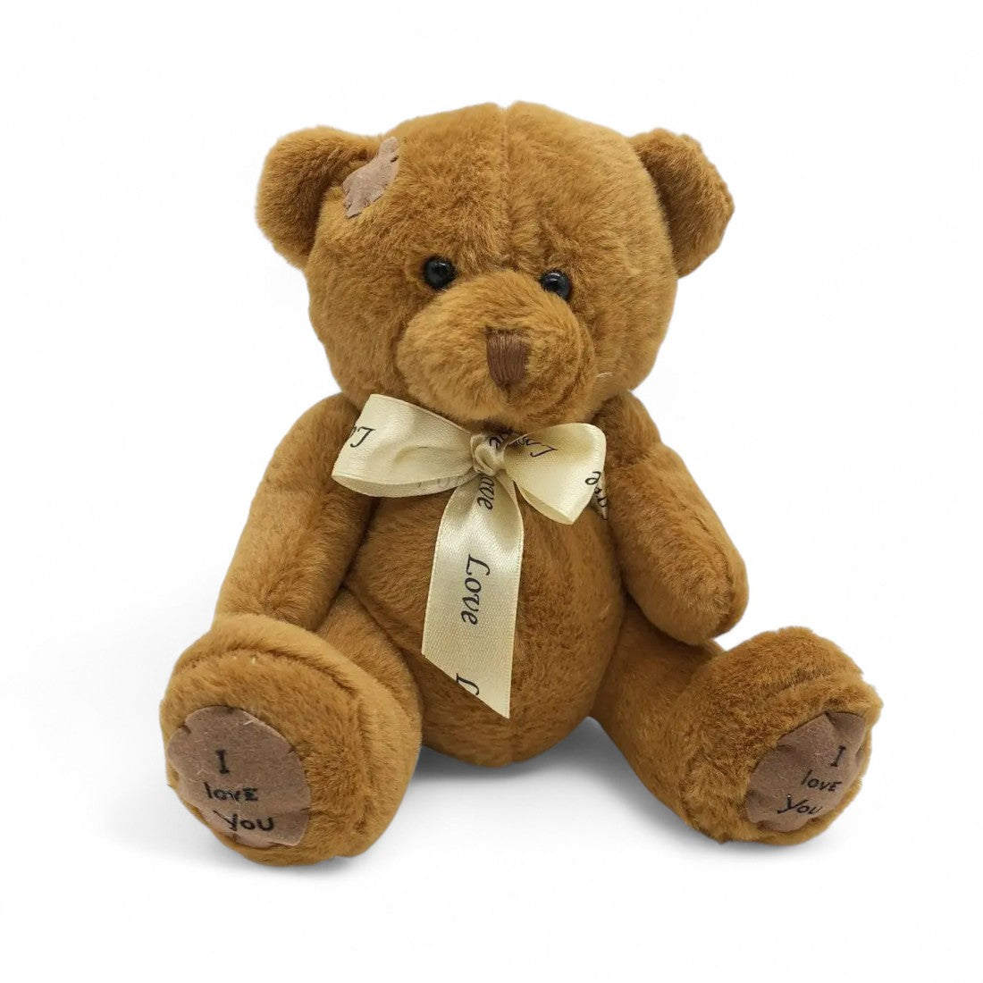 Ours en peluche marron, assis, yeux noirs brillants, ruban crème « Love » noué autour du cou, broderie « I love you » sous les pattes ; sur fond blanc
