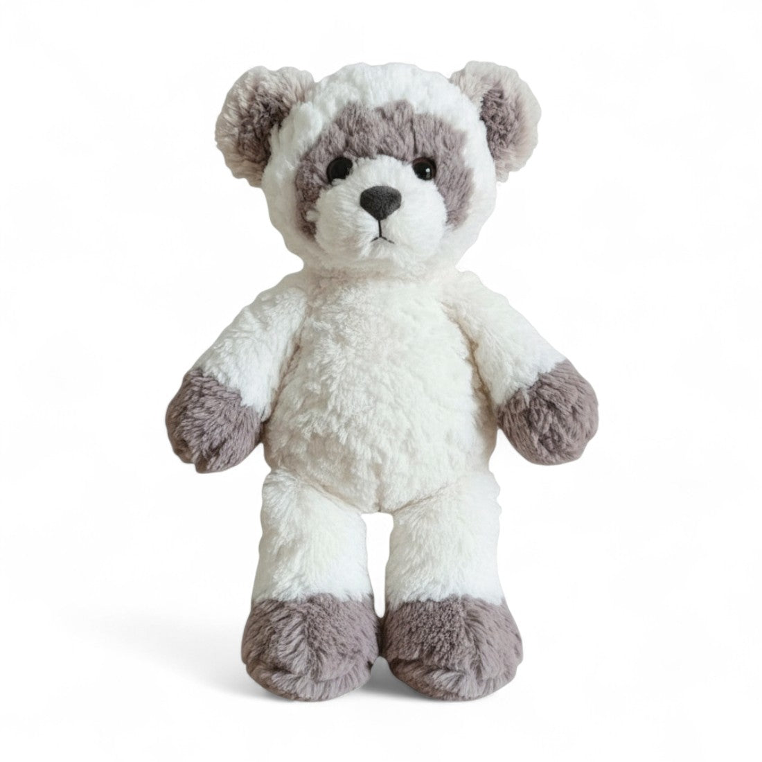 Peluche raton laveur tout doux, blanc et gris, yeux foncés, petit nez noir, oreilles rondes, grandes pattes et ventre moelleux ; sur fond blanc
