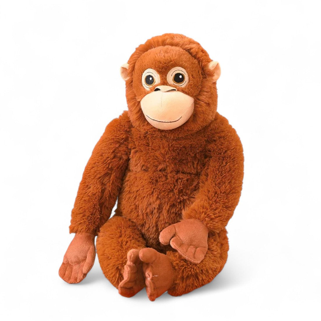 Grand orang-outan en peluche marron, visage souriant, bras et jambes souples, sur fond blanc.