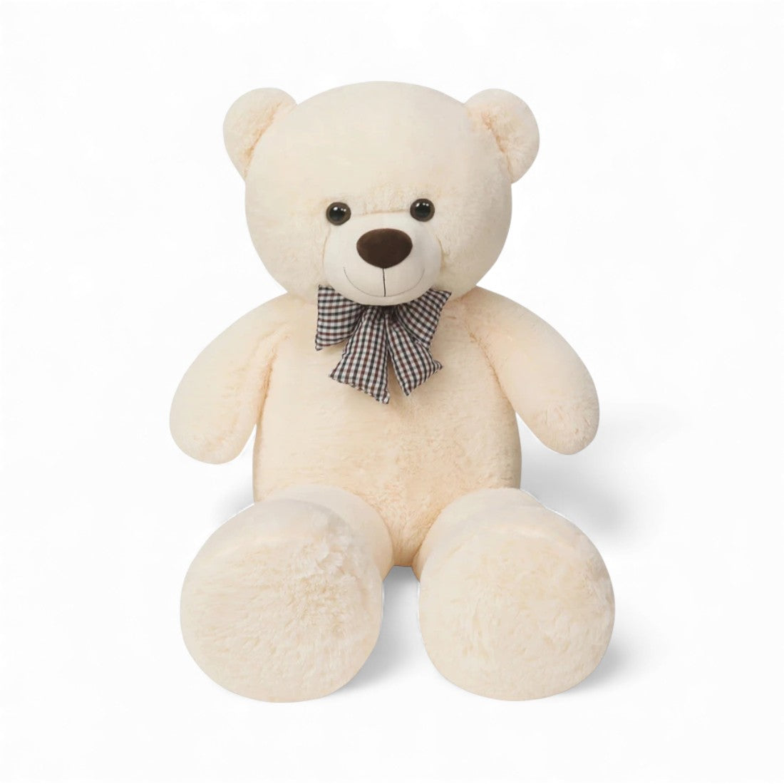Oursen peluche assis, fourrure blanc cassé, orné d’un ruban vichy noir et blanc sous le menton, posé sur fond blanc.