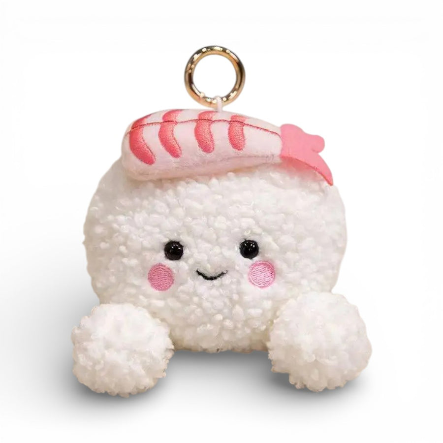 Peluche kawaii en forme de nigiri sushi de 12 cm, boule blanche duveteuse ronde, crevette rose rayée sur le haut, grands yeux noirs brillants, joues roses tendres, sourire doux, deux pattes blanches rondes en bas, anneau doré attaché au sommet, sur fond blanc.
