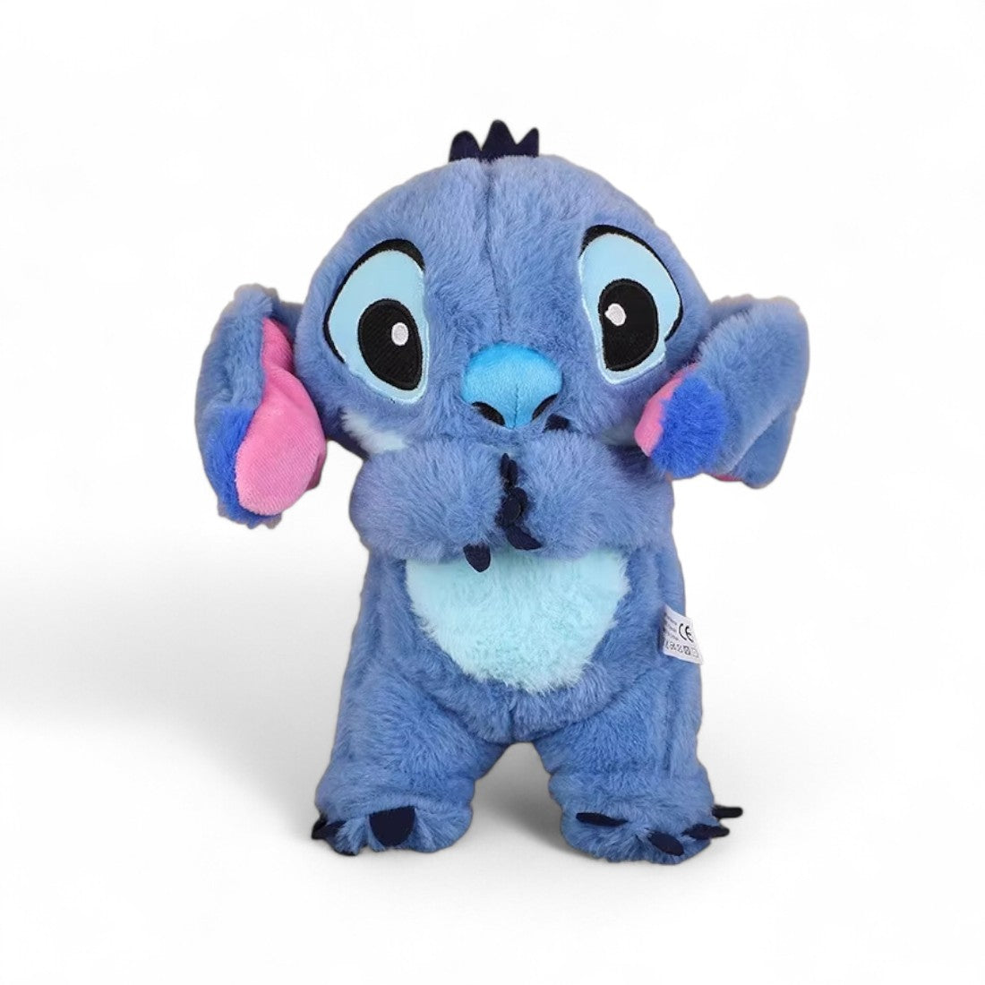 Peluche Stitch debout sur fond blanc.