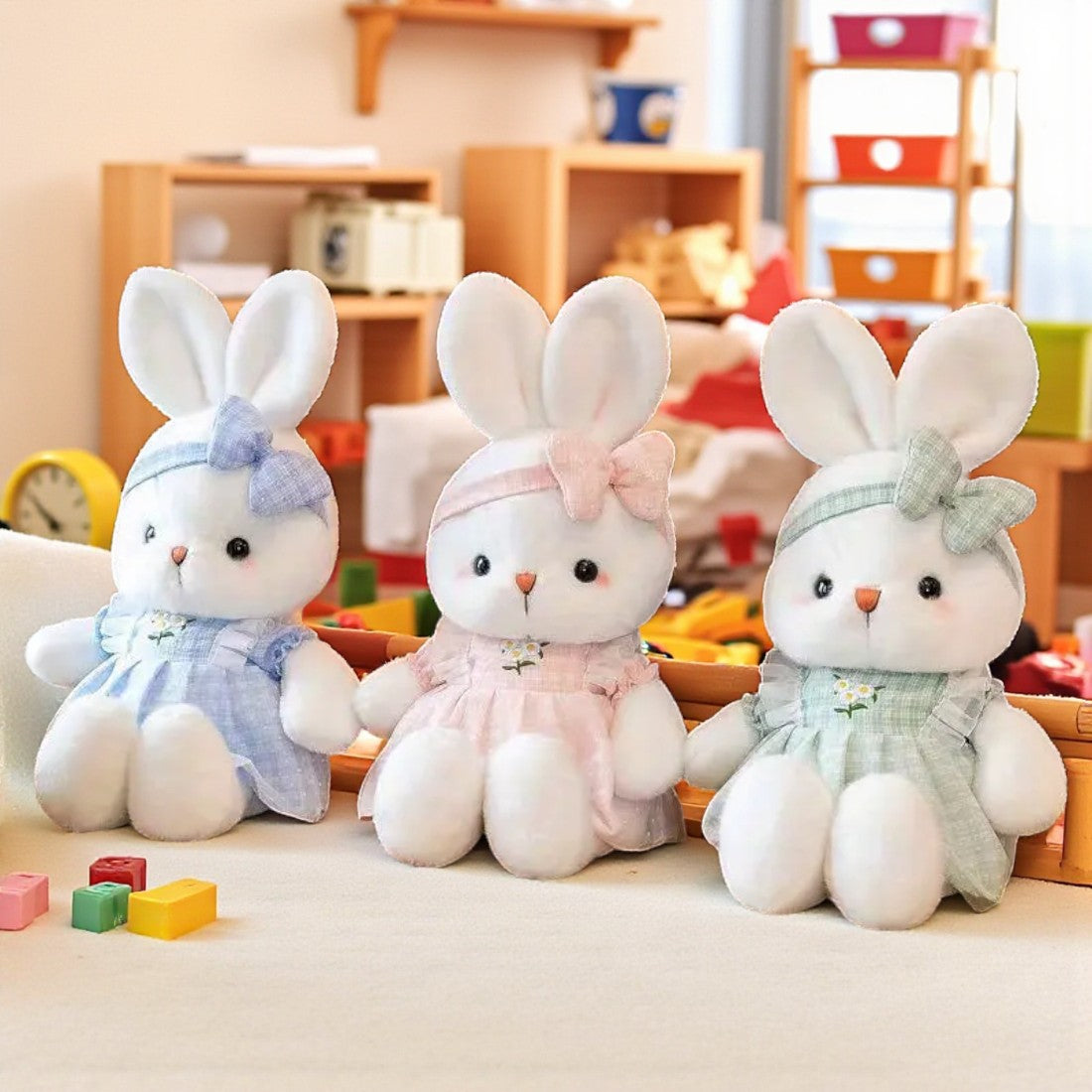 Adorable lapin en peluche avec robe à fleurs