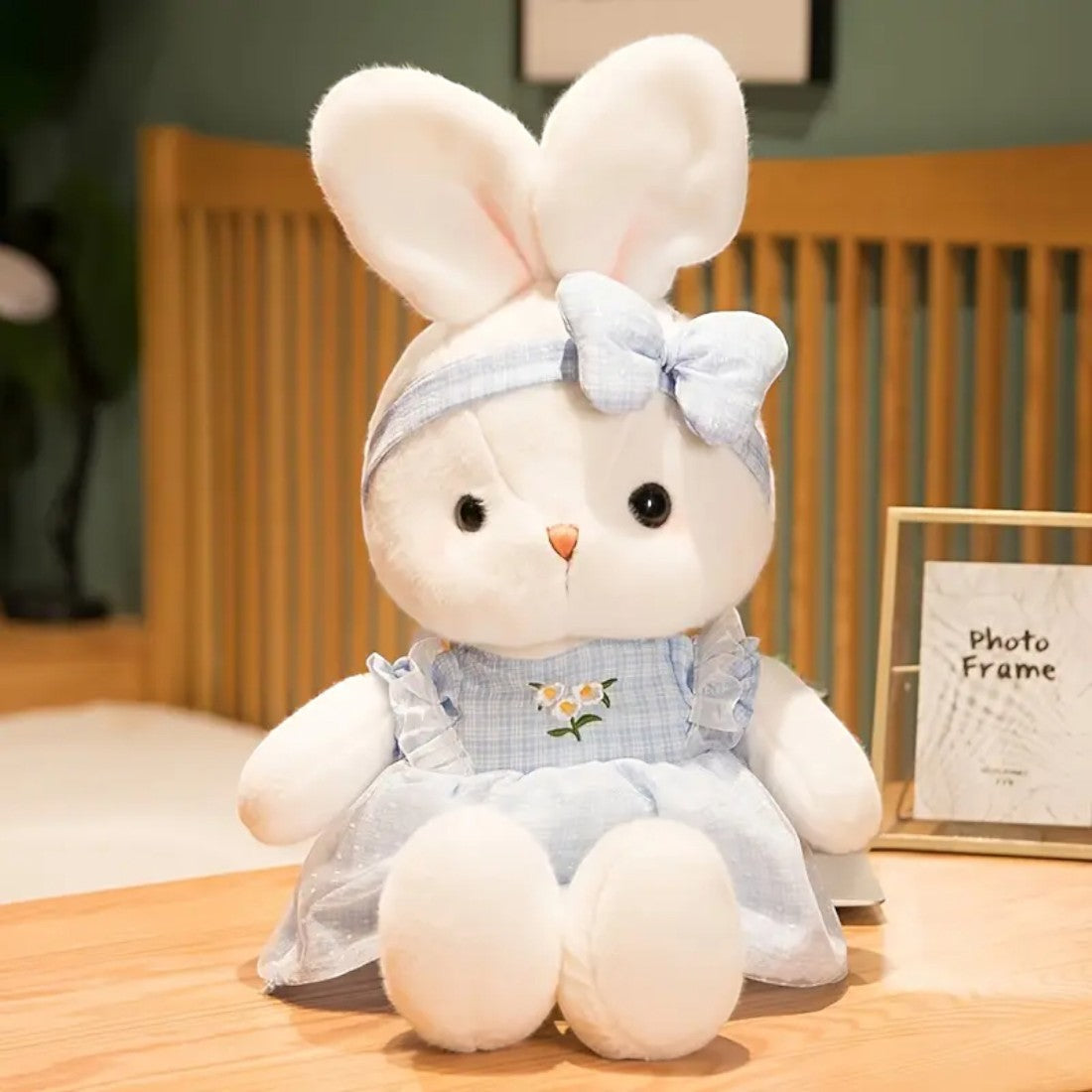 Adorable lapin en peluche avec robe à fleurs