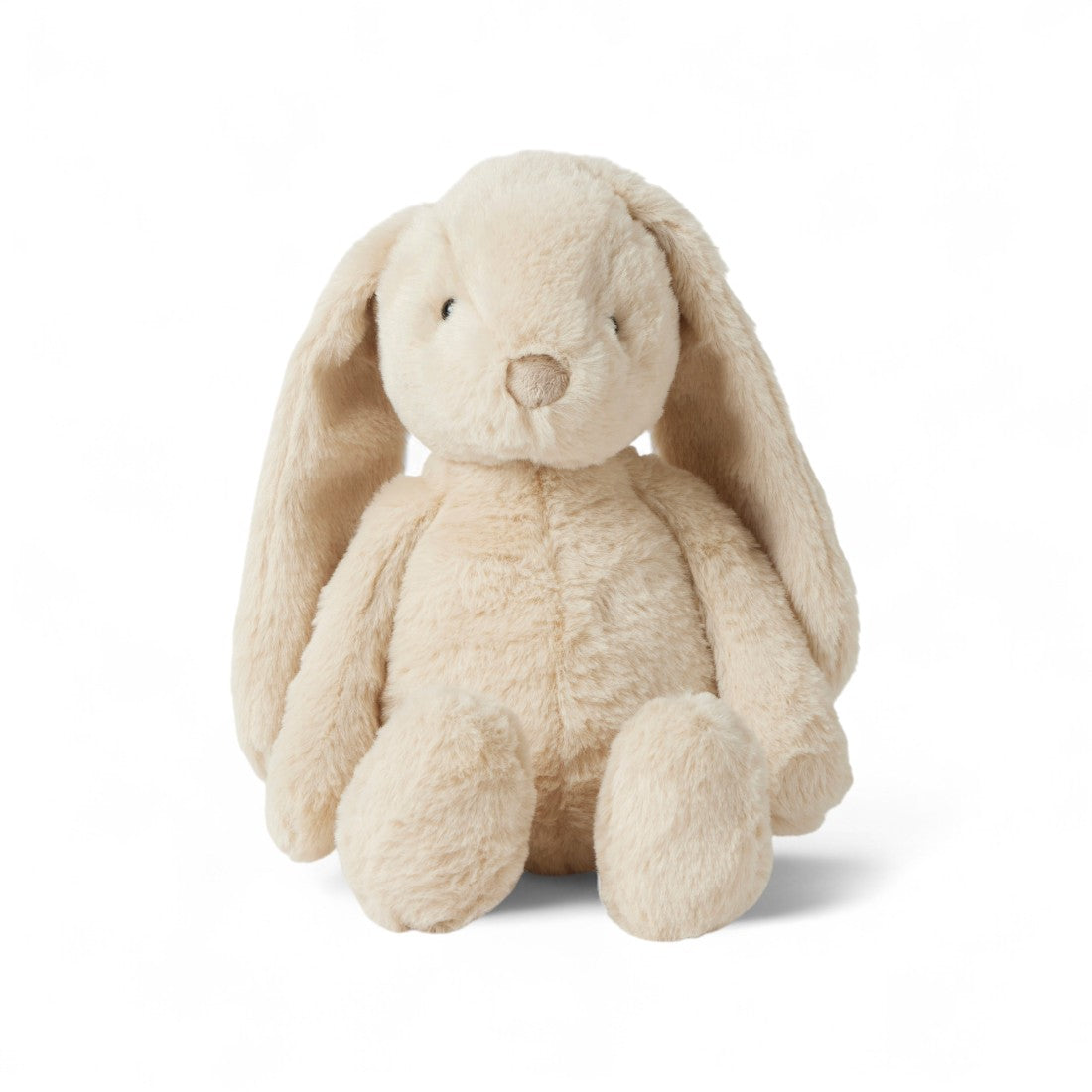 Lapin en peluche moelleux de couleur crème avec de grandes oreilles tombantes, assis droit sur fond blanc.
