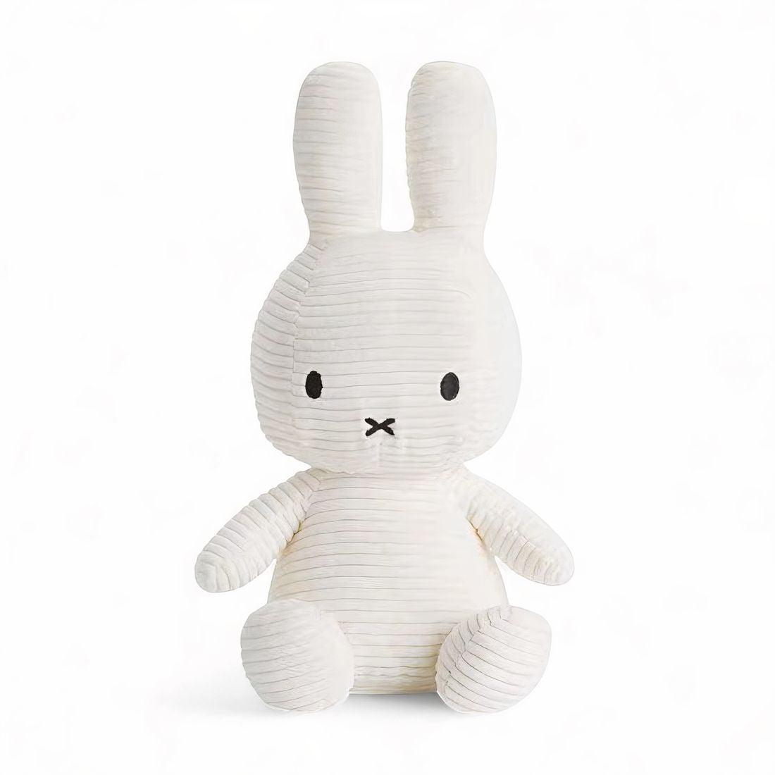 Lapin blanc en peluche côtelé en coton, assis avec ses longues oreilles droites, sur fond blanc.