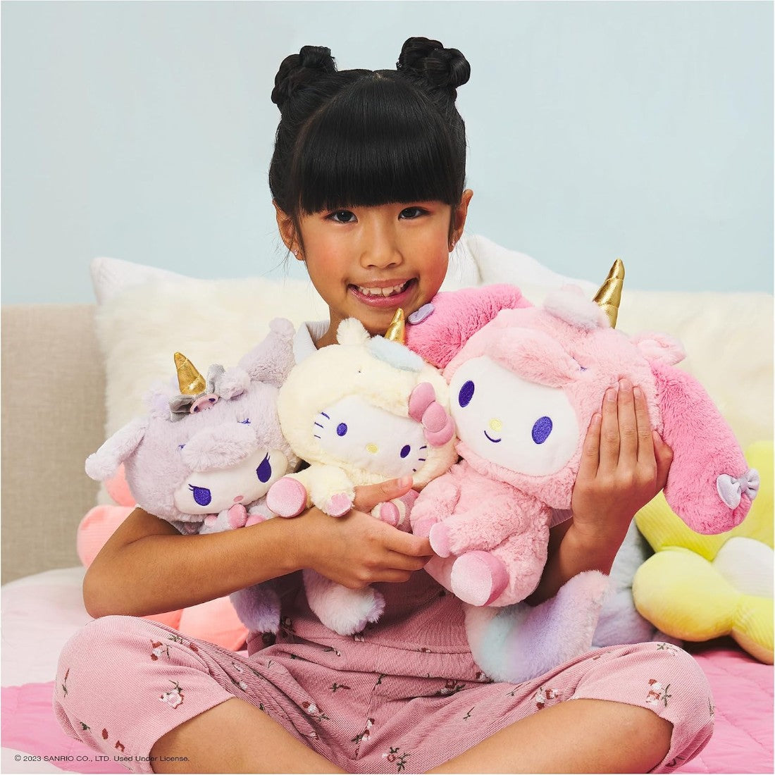 Peluche Hello Kitty déguisée en licorne arc-en-ciel