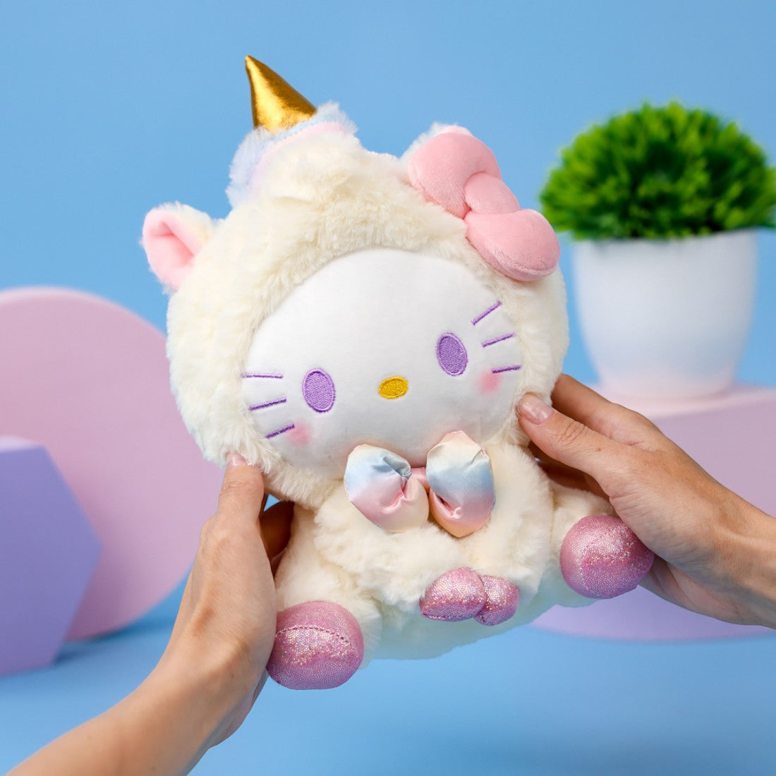 Peluche Hello Kitty déguisée en licorne arc-en-ciel