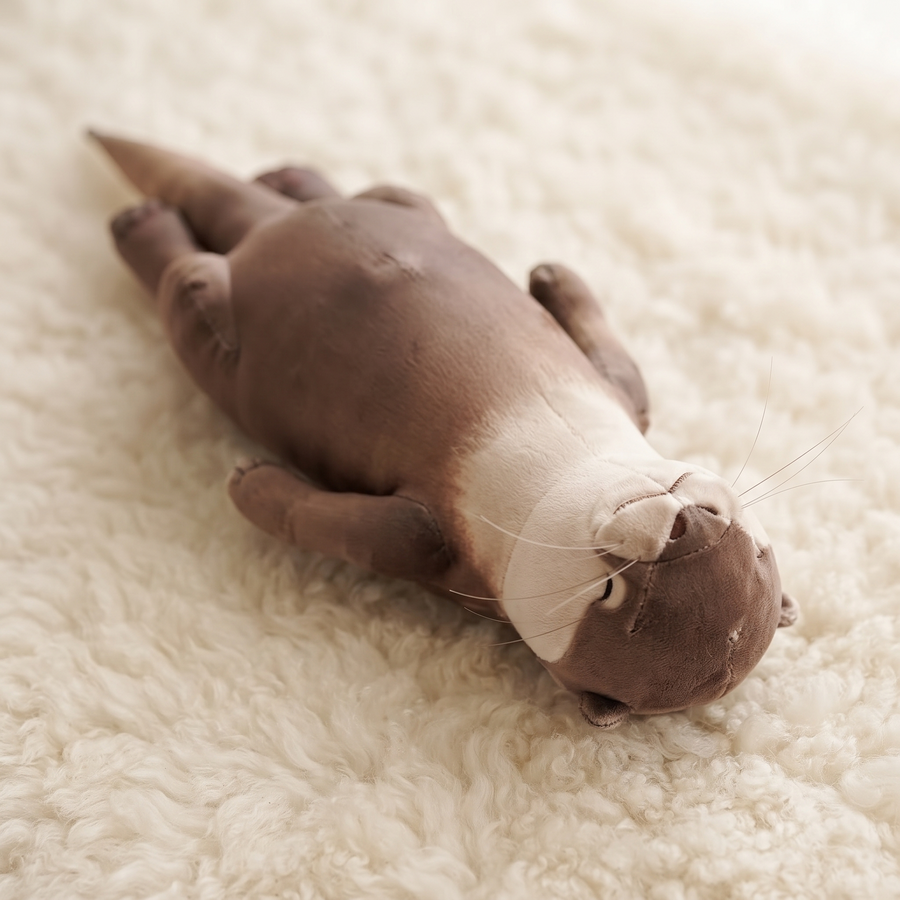 Peluche Trousse Loutre Marron 40 cm - Détail matière
