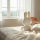 Lapin en peluche côtelée moelleuse