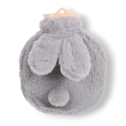 Bouillote à eau ronde en peluche douce grise avec oreilles de lapin et pompon en relief, sur fond blanc.