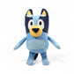 Peluche douce Bluey Heeler en coton, bleue, sur fond blanc.