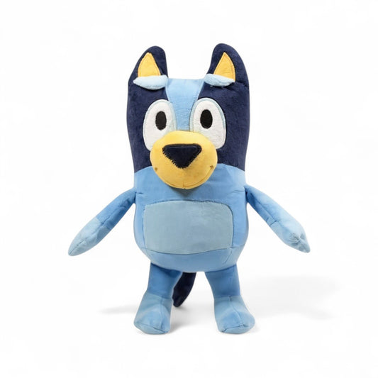 Peluche douce Bluey Heeler en coton, bleue, sur fond blanc.