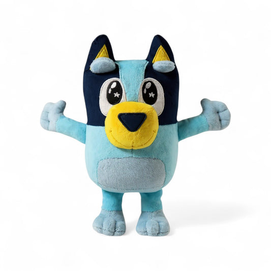 Peluche douce Bluey mignon, bleue, qui tends les bras comme pour un calin, avec des étoiles dans les yeux, sur fond blanc