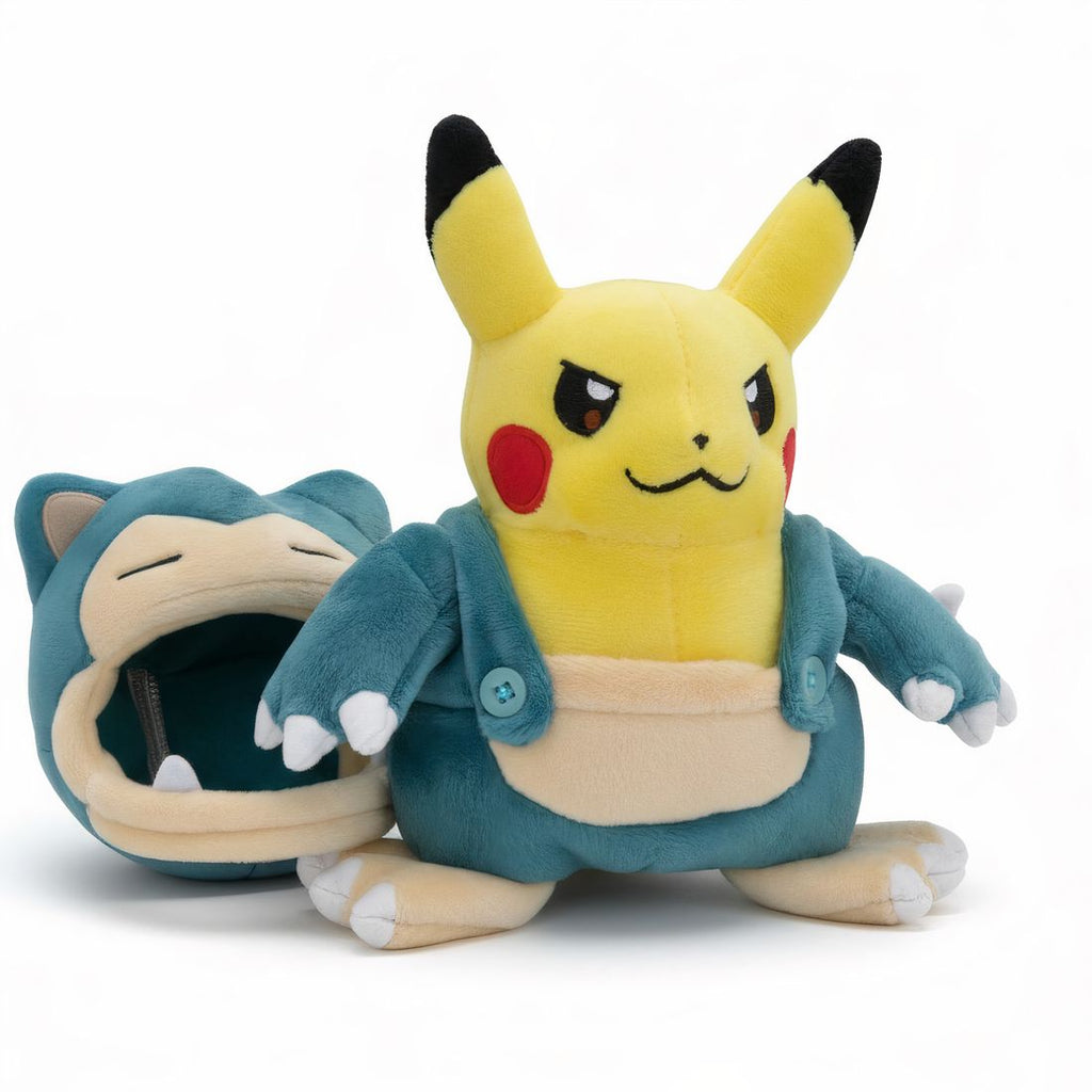 Peluche Pokémon – Pikachu déguisé en Ronflex - vue de face, capuche baissée