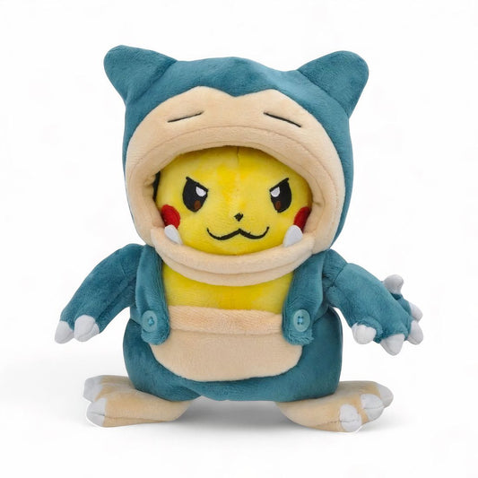 Peluche Pikachu déguisé en Ronflex, debout sur fond blanc.