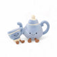Peluche kawaii représentant une tasse bleue de 9 cm et une théière assortie de 18 cm, toutes deux souriantes, aux pieds marron, sur fond blanc.