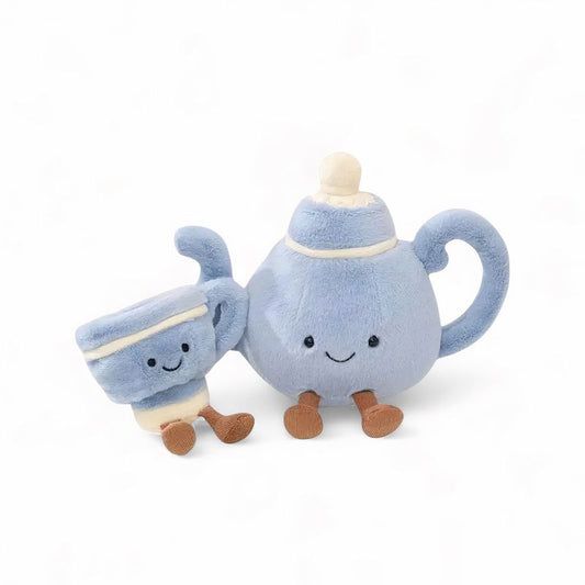 Peluche kawaii représentant une tasse bleue de 9 cm et une théière assortie de 18 cm, toutes deux souriantes, aux pieds marron, sur fond blanc.