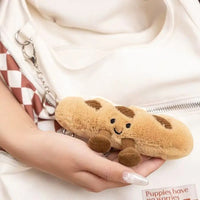 Peluche tea time kawaii baguette de pain - accrochée à un sac et tenue en main