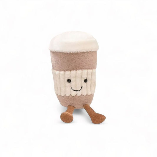 Peluche kawaii en forme de latte chaud, avec gobelet marron clair, mousse blanche et petites jambes souriantes, sur fond blanc.