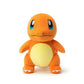 Peluche Salamèche orange avec ventre jaune et flamme rouge au bout de la queue, vue de face sur fond blanc.