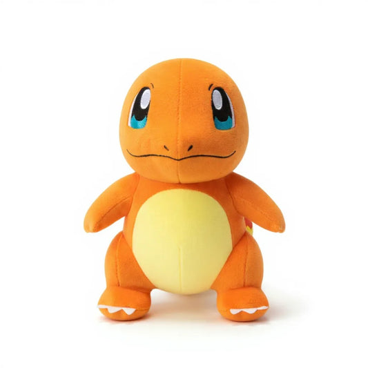 Peluche Salamèche orange avec ventre jaune et flamme rouge au bout de la queue, vue de face sur fond blanc.