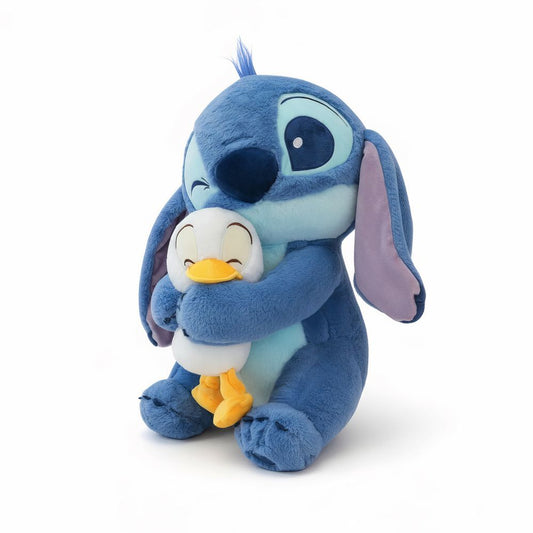 Peluche Stitch bleu tenant un petit canard jaune dans ses bras, sur fond blanc.
