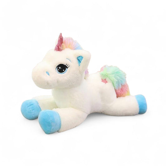 Peluche licorne arc-en-ciel allongée avec crinière multicolore et sabots colorés, sur fond blanc.