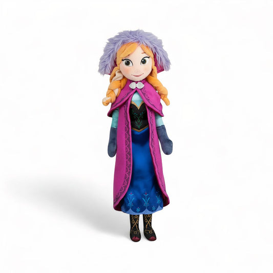 Peluche Anna de la reine des neiges en robe bleue et cape rose, cheveux tressés, sur fond blanc.