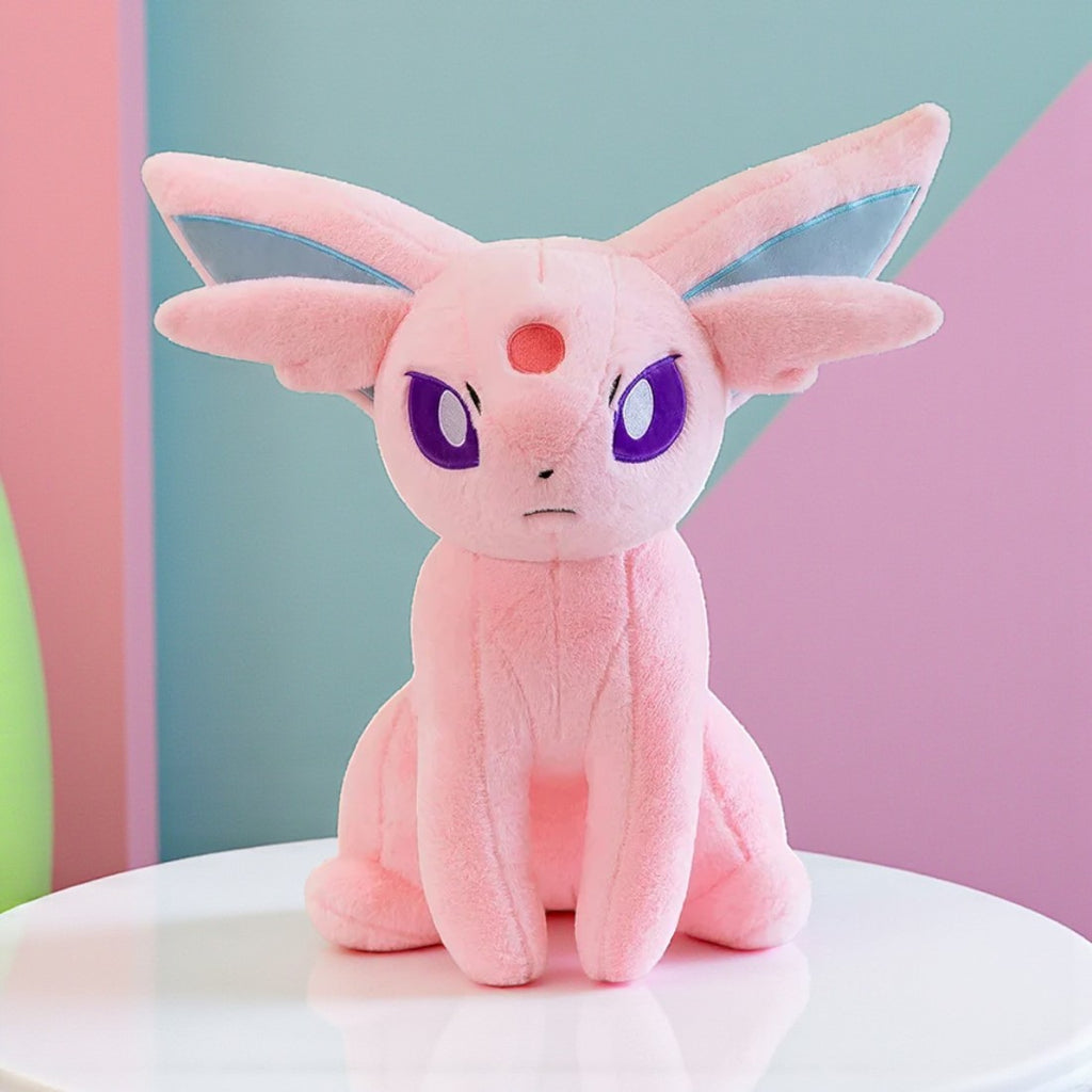 Peluche Pokémon - Mentali Rose Mystique - posée sur une table blanche, décor pastel