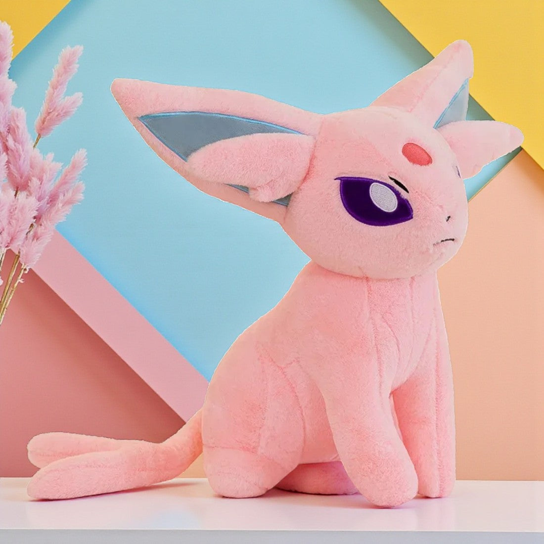 Peluche Pokémon - Mentali Rose Mystique - vue de profil, décor pastel