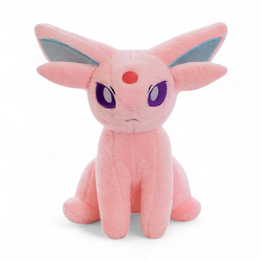Peluche Pokémon Mentali rose assise avec ses grandes oreilles et ses yeux violets sur fond blanc.